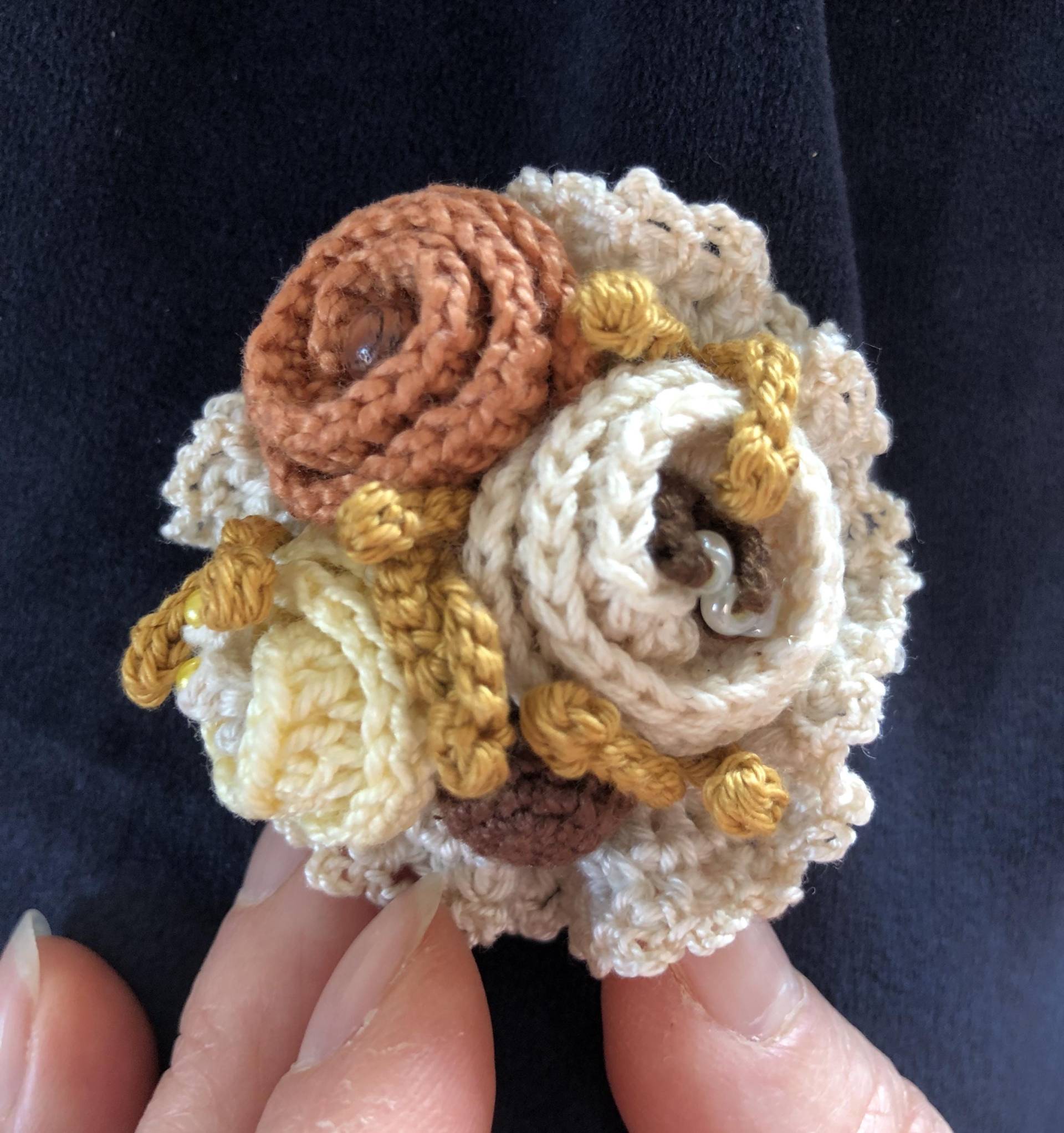 Gehäkelte Brosche, Häkelbrosche, Handgefertigt, Baumwolle, Unikat, Kunsthandwerk von LubasChrocheteria