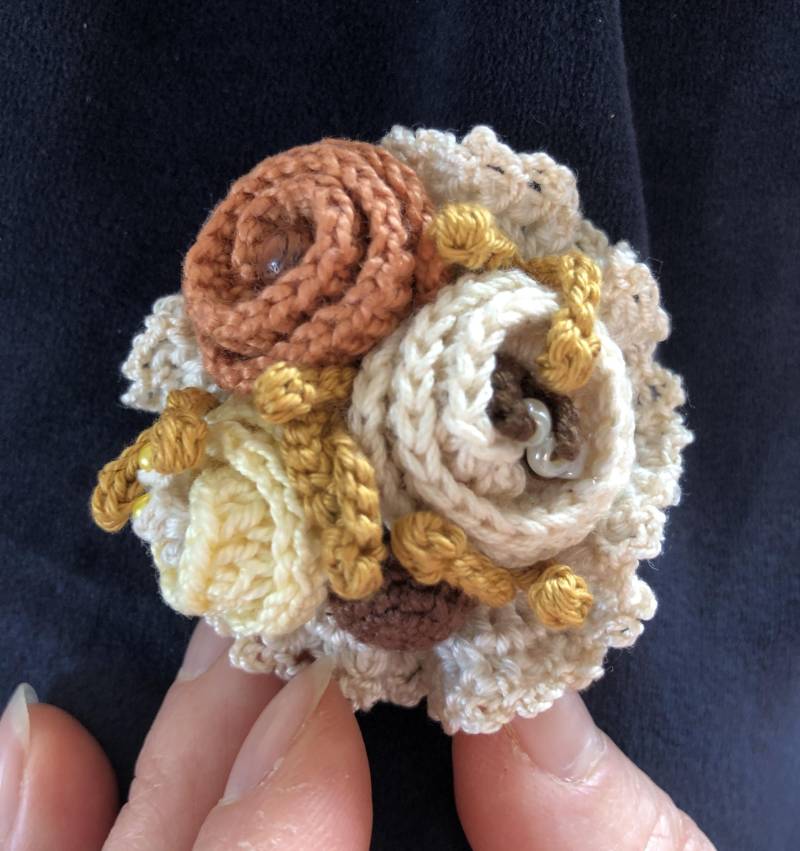 Gehäkelte Brosche, Häkelbrosche, Handgefertigt, Baumwolle, Unikat, Kunsthandwerk von LubasChrocheteria