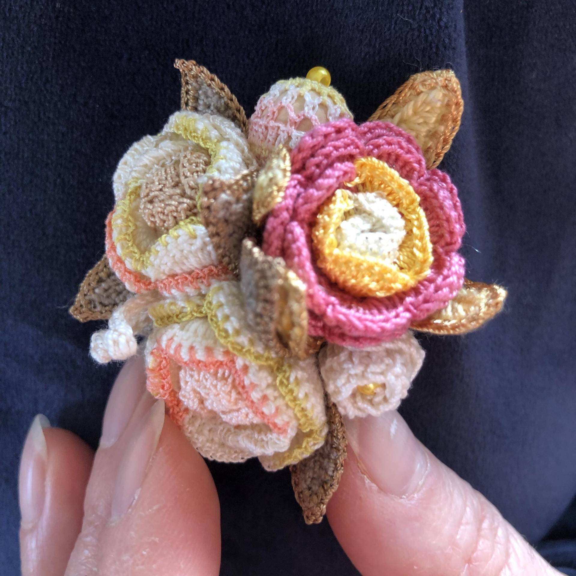 Gehäkelte Brosche, Häkelbrosche, Handgefertigt, Baumwolle, Unikat, Kunsthandwerk von LubasChrocheteria