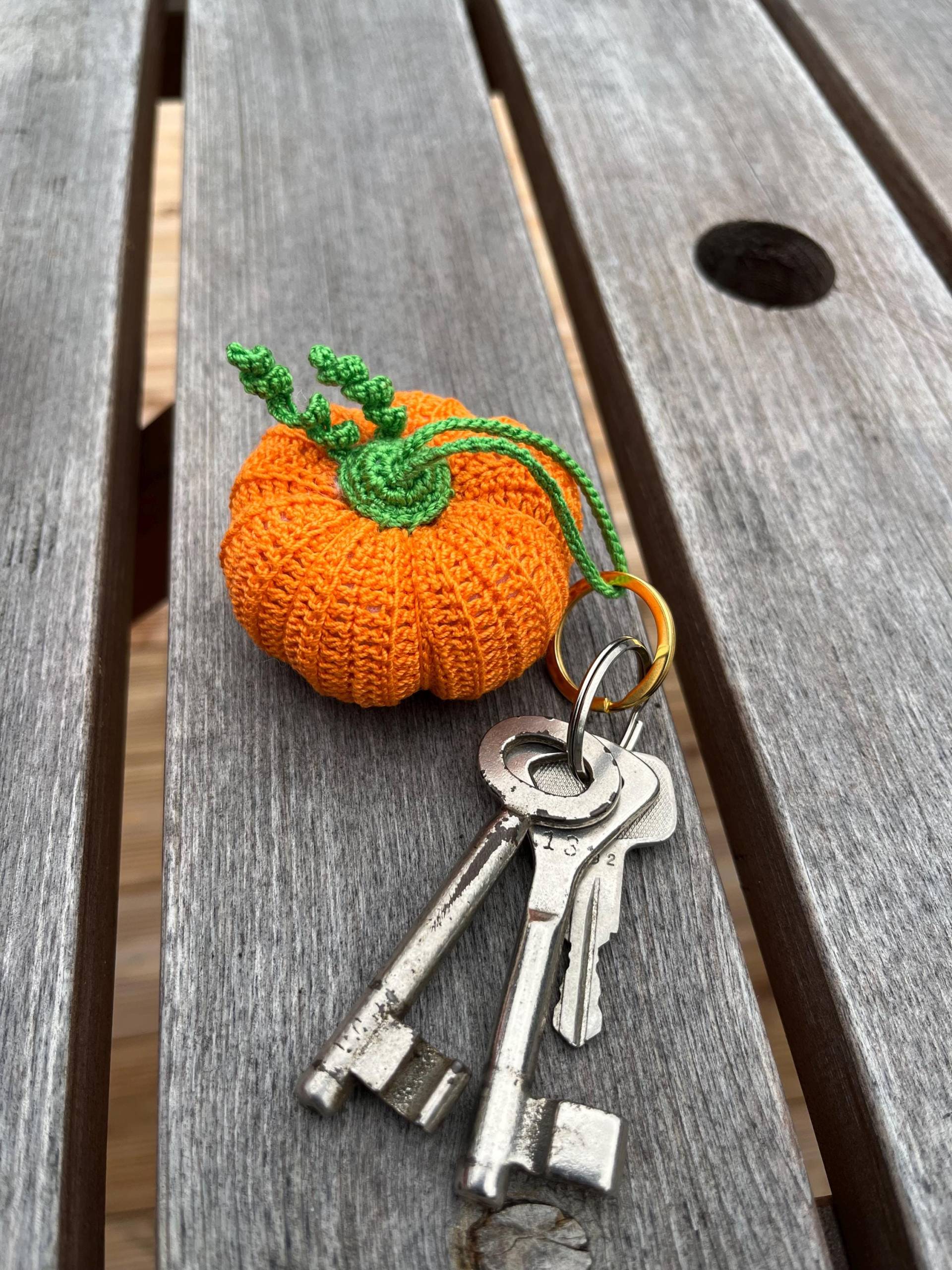 Gehäkelter, Orangefarbener Schlüsselanhänger, Handarbeit, Taschenanhänger, Stoffanhänger, Kürbis, Halloween von LubasChrocheteria