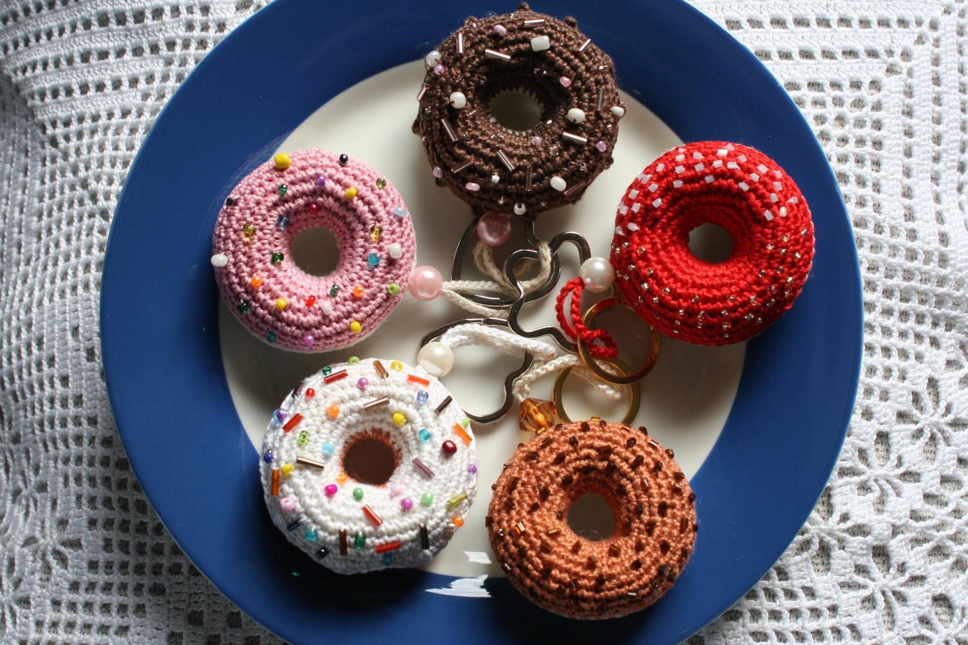 Gehäkelter, Origineller Donut Anhänger, Hochwertige Handarbeit, Taschenanhänger, Spiegelanhänger, Donut, Stoffanhänger von LubasChrocheteria