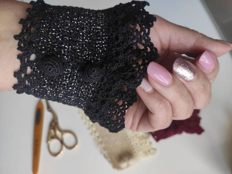 Gehäkelter Armschmuck Im Gothik-style, Armband, Schmuckband, Kunsthandwerk, Unikate, Zierband von LubasChrocheteria