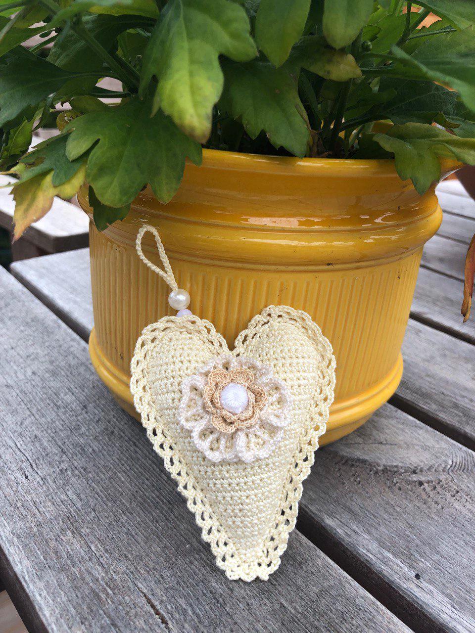 Shabby Chic Herzförmiger Gehäkelter Schlüsselanhänger, Taschenanhänger, Spiegelanhänger Fürs Auto, Stoffanhänger, Handarbeit, Deko-Anhänger von LubasChrocheteria