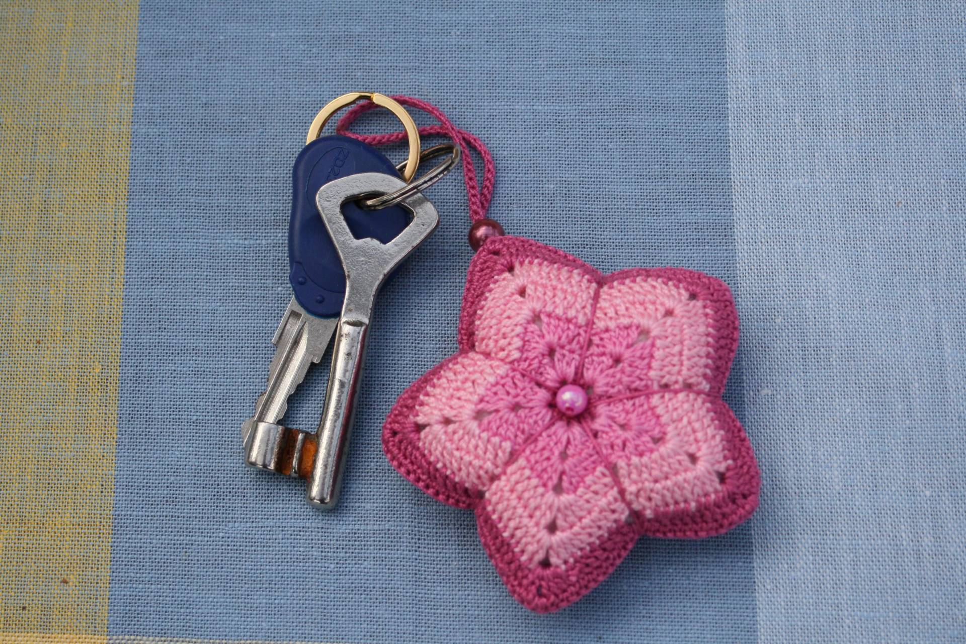 Sternförmiger Gehäkelter Schlüsselanhänger, Handarbeit, Taschenanhänger, Spiegelanhänger Fürs Auto, Stoffanhänger von LubasChrocheteria