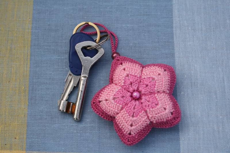 Sternförmiger Gehäkelter Schlüsselanhänger, Handarbeit, Taschenanhänger, Spiegelanhänger Fürs Auto, Stoffanhänger von LubasChrocheteria
