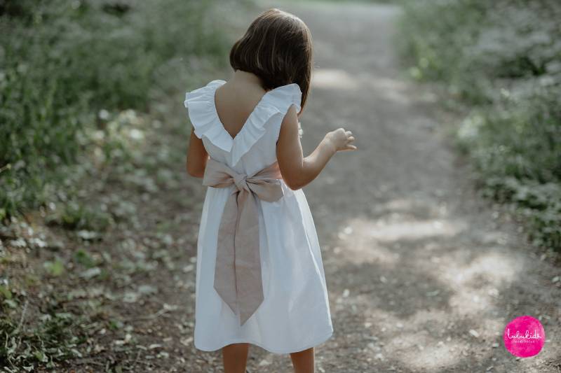Kommunionkleid, Mädchen Hochzeitsoutfit, Blumenmädchenkleid, Rüschenkleid - 2Tlg. Leinen Kleid Weisses Mädchenkleid + Schleife von Lubukidz