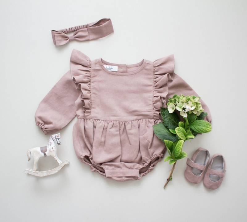 Baby Mädchen Altrosa Leinen Strampler Mit Rüschen von Lubukidz