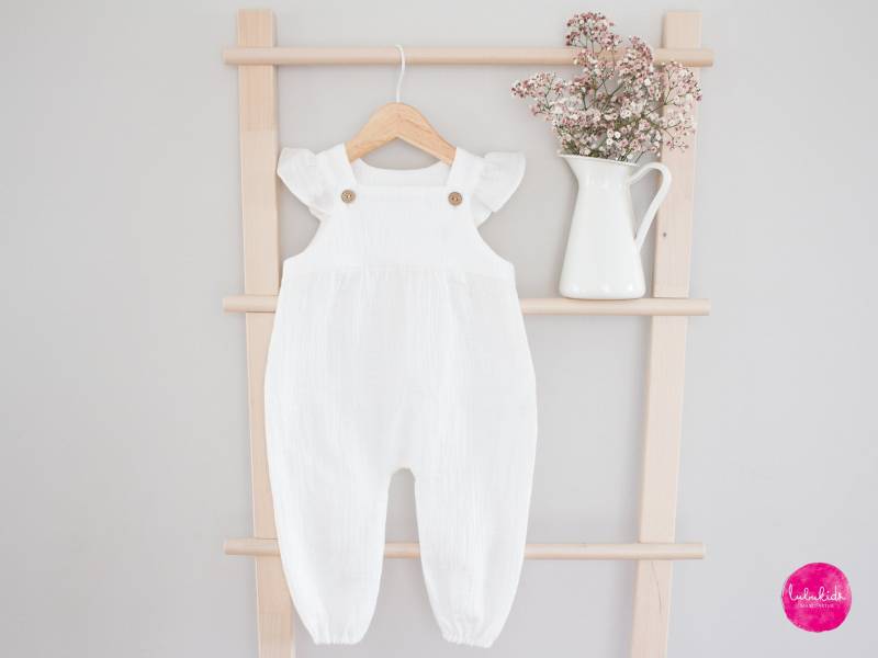 Baby Mädchen Weißer Rüschen Taufstrampler Taufoutfit Overall Latzhose Spieler Jumpsuit Spielanzug Stramper Aus Musselin | Bio-Baumwolle von Lubukidz