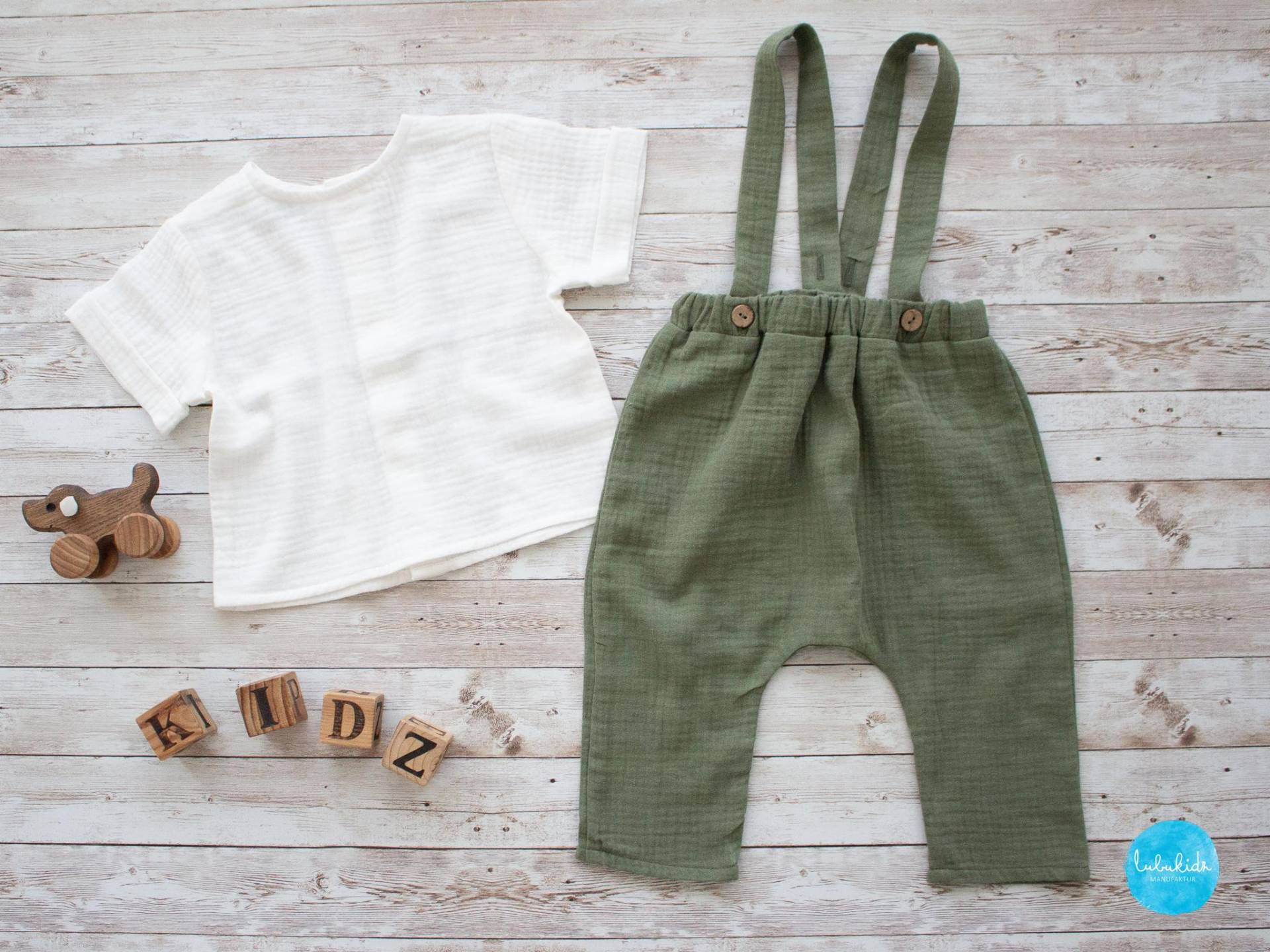 Babyhose Jungen Hose Punmphose Baggy Taufhose Taufoutfit Page Boy Outfit Mit Hosenträger Musselinhose Sommerhose Aus Bio-Baumwolle Babyhose Jungen Hose Punmphose Baggy Taufhose Taufoutfit Page Boy Outfit Mit Hosenträger Musselinhose Sommerhose Aus Bio-Baumwolle von Lubukidz