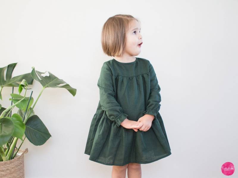 Dunkelgrünes Mädchen Leinenkleid - Babykleid Mädchenkleid Stufenkleid Volantkleid Taufkleid Taufoutfit Blumenmädchenkleid Hochzeitsoutfit von Lubukidz