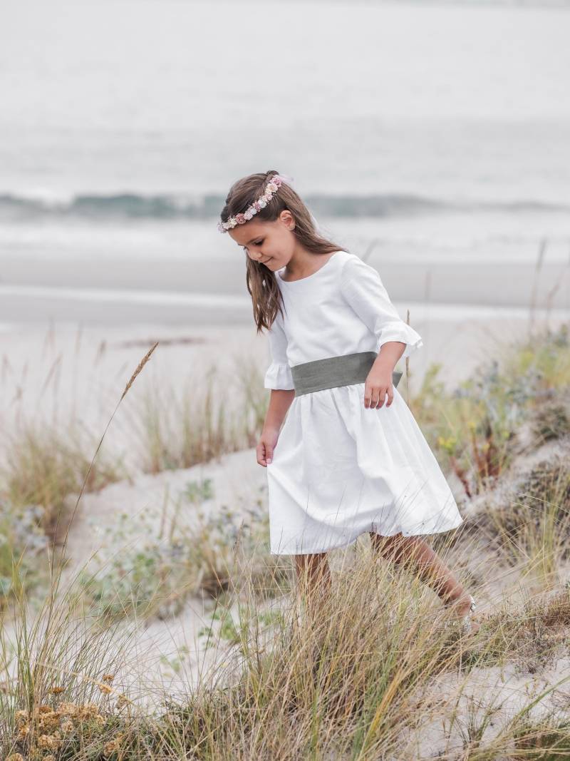 Kommunionkleid Mädchen Hochzeitsoutfit Blumenmädchenkleid Rüschenkleid - 2Tlg. Leinenkleid Weisses Mädchenkleid + Schleife, Gürtel von Lubukidz