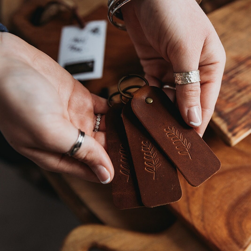 Blumenleder Schlüsselanhänger - , Schlüsselanhänger, Leder Geschenk, Blumen, Berg, Farn, Wildblumen, Rose von LucasRuthHandmade