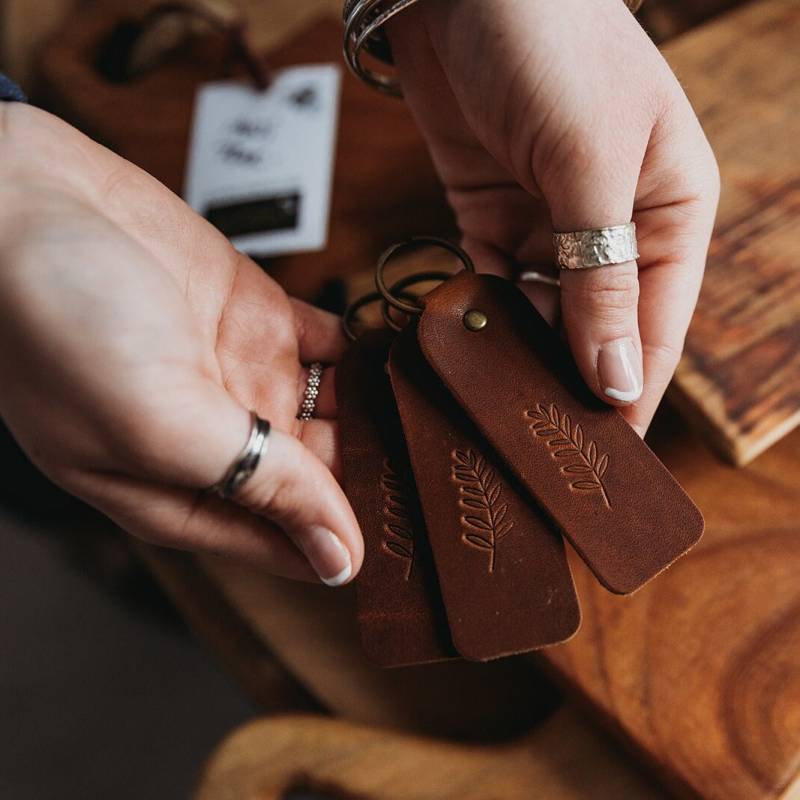 Blumenleder Schlüsselanhänger - , Schlüsselanhänger, Leder Geschenk, Blumen, Berg, Farn, Wildblumen, Rose Blumenleder Schlüsselanhänger - , Schlüsselanhänger, Leder Geschenk, Blumen, Berg, Farn, Wildblumen, Rose von LucasRuthHandmade