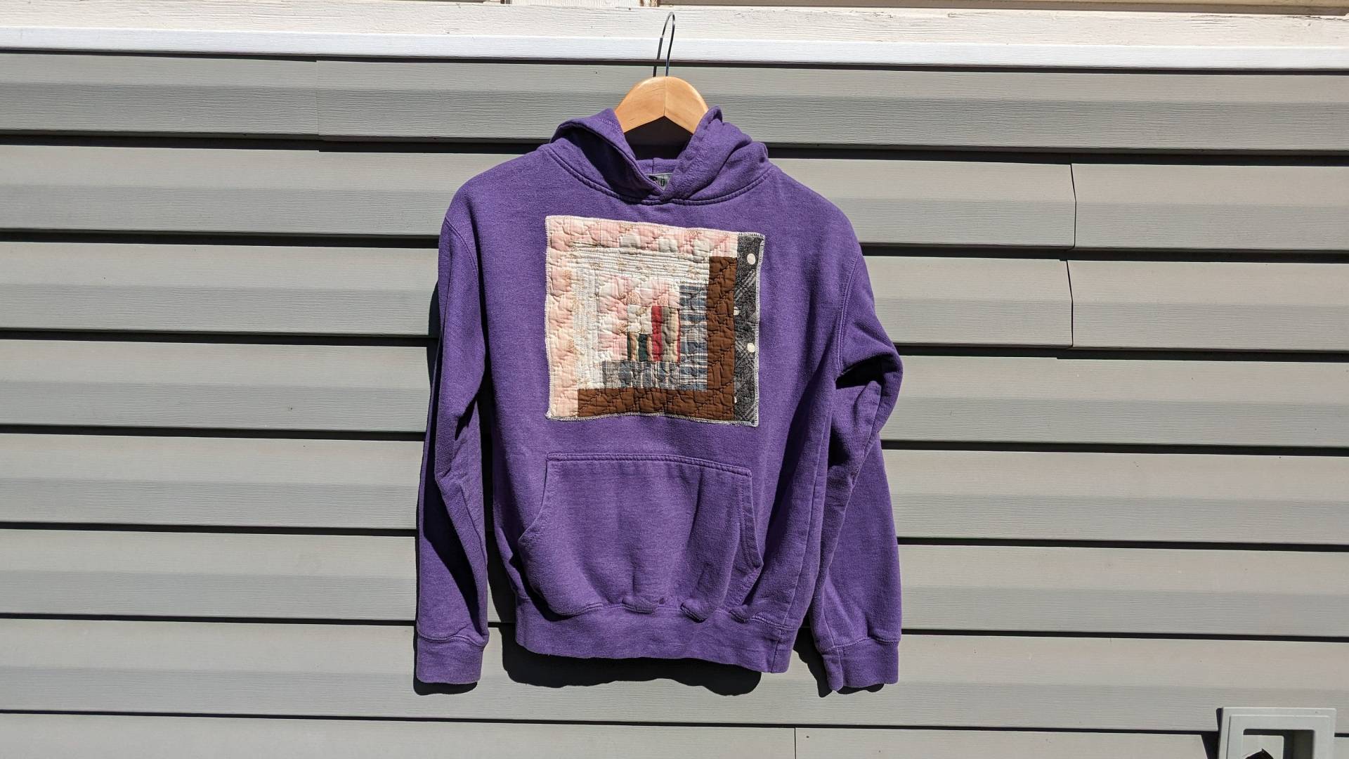 Blockhaus Quilt Patch Pullover, Pullover Hoodie Sweatshirt Mit Patchwork von LuccaMonnieClothing