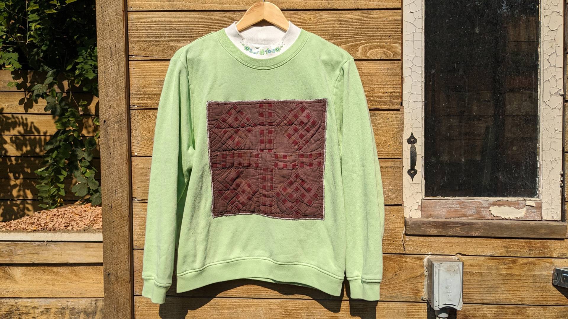 Grüner Und Brauner Quilt Patch Pullover, Pullover Rundhalsausschnitt Sweatshirt Mit Patchwork von LuccaMonnieClothing