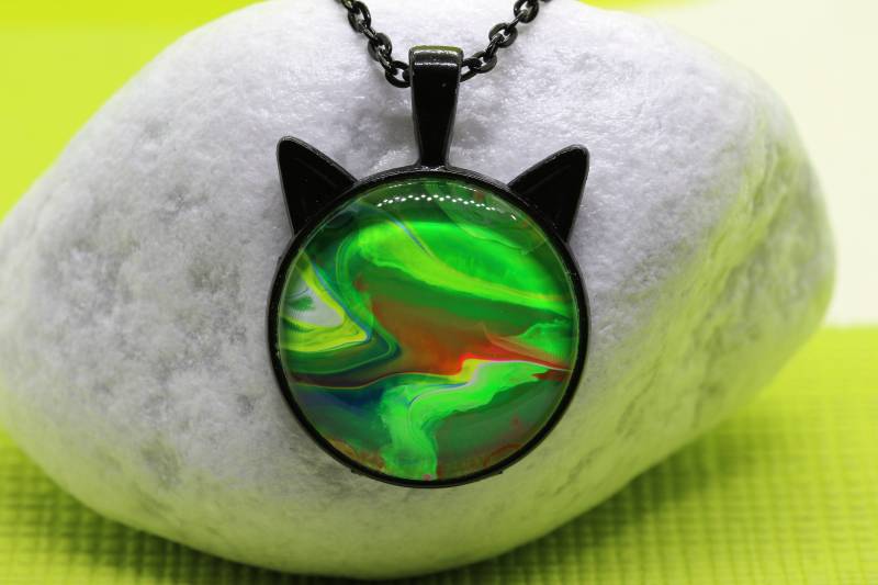 Fluid Art Anhänger -Katze-, Neonfarben, Handgefertigtes Einzelstück von LuciDdreamSFluidArt