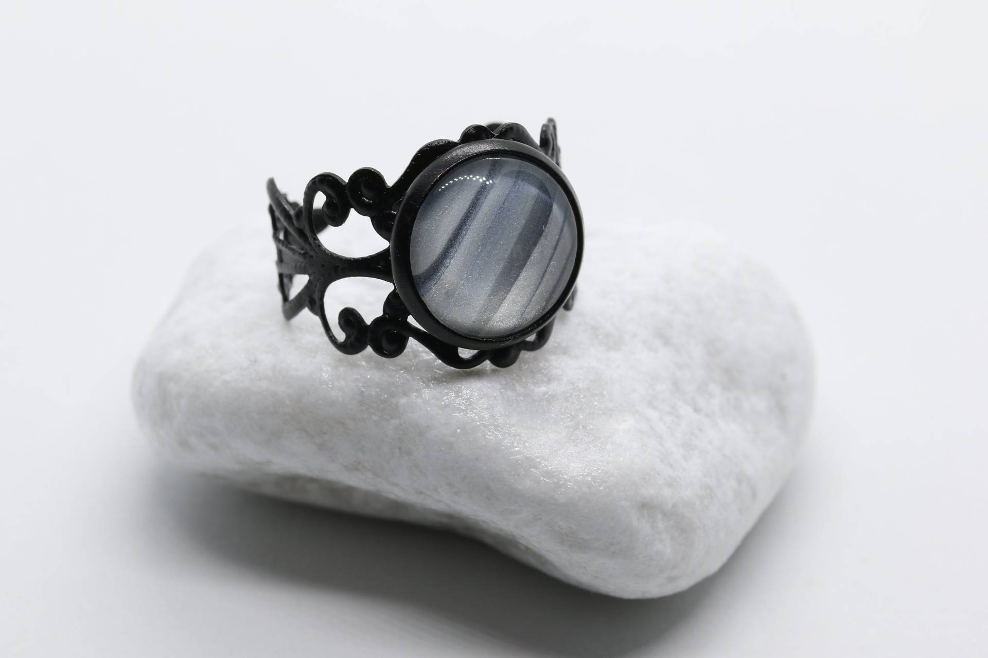 Schwarzer Ring, Fluid Art, Metallic, Cabochon Ø 12 Mm, Einzelstück Schwarzer Ring, Fluid Art, Metallic, Cabochon Ø 12 Mm, Einzelstück von LuciDdreamSFluidArt