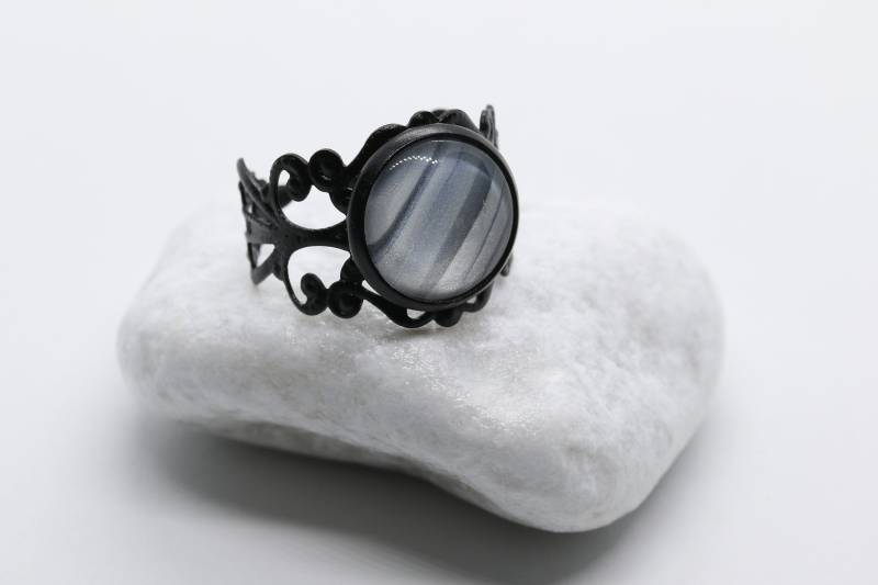 Schwarzer Ring, Fluid Art, Metallic, Cabochon Ø 12 Mm, Einzelstück von LuciDdreamSFluidArt