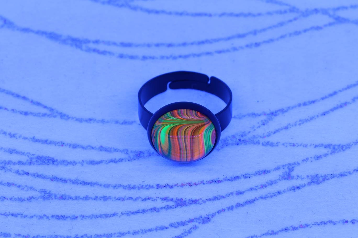 Schwarzer Ring, Fluid Art, Neon, Cabochon Ø 12 Mm, Einzelstück Schwarzer Ring, Fluid Art, Neon, Cabochon Ø 12 Mm, Einzelstück von LuciDdreamSFluidArt