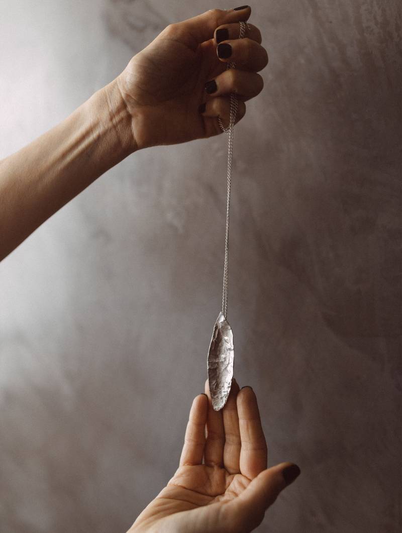 Blattförmige Anhänger | Einzigartiger, Langer Unperfekter Mit Mondtextur von LuciaFeugas