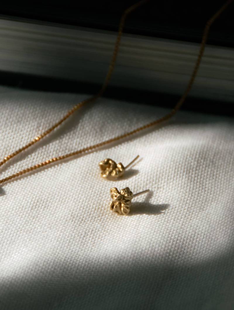 Gehämmerte Knoten Ohrstecker | Schlichte, Strukturierte Ohrringe Für Den Alltag in Silber Oder Bronze von LuciaFeugas