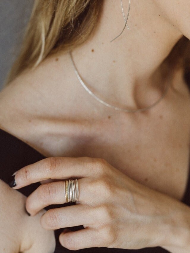 Super Dünne Stapelbare Ringe | Rustikale Gehämmerte Bänder Mit Multi-Layer-Design von LuciaFeugas