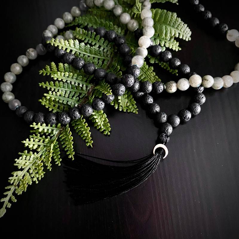 Lucid Søuls Co. Malakette Mala Labradorit Lavastein Perlmutt Mond Kette Halskette Moonchild Lucid Søuls Co. Malakette Mala Labradorit Lavastein Perlmutt Mond Kette Halskette Moonchild von LucidSoulsCo