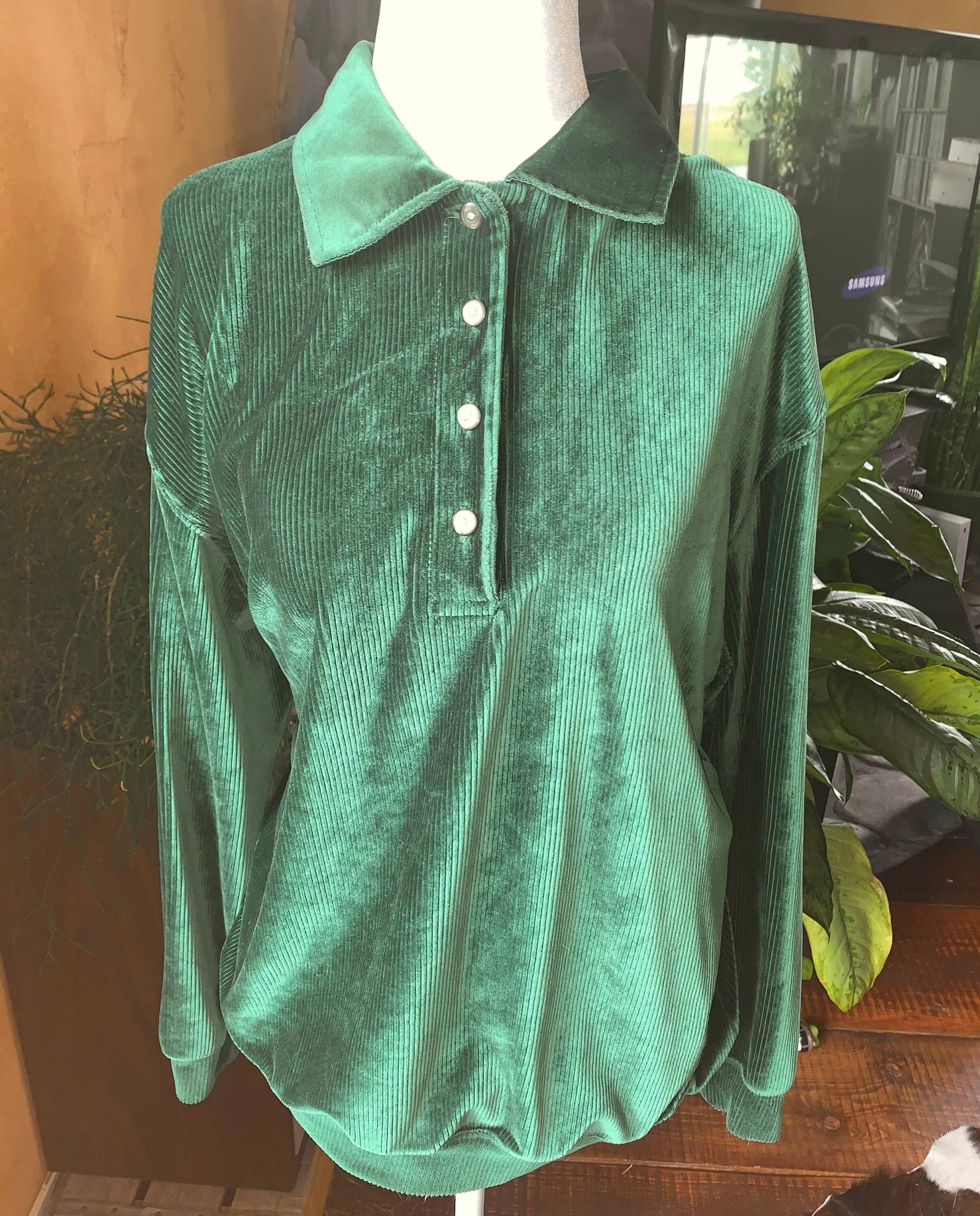 Grünes Geripptes Velour Top. Knöpfe Oben 3/4 Des Weges Nach Oben. Passt Wie Ein Kleines Medium Oder Kleineres Großes Grünes Geripptes Velour Top. Knöpfe Oben 3/4 Des Weges Nach Oben. Passt Wie Ein Kleines Medium Oder Kleineres Großes von LucidTrippThrift