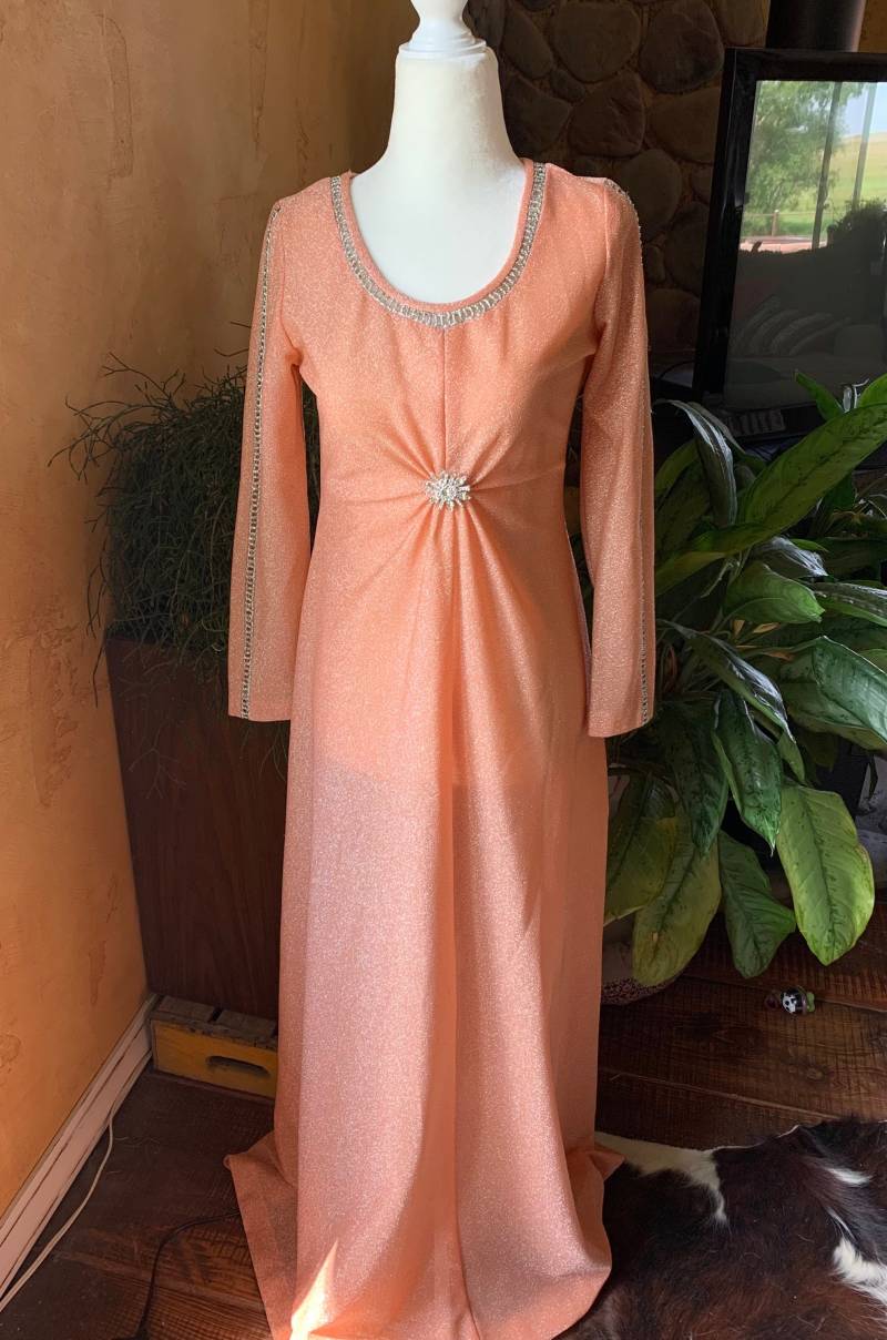 Lachsfarbenes Prinzessinnenkleid Mit Filigraner Abnehmbarer Brosche. Passt S-M. Keine Anhänger von LucidTrippThrift