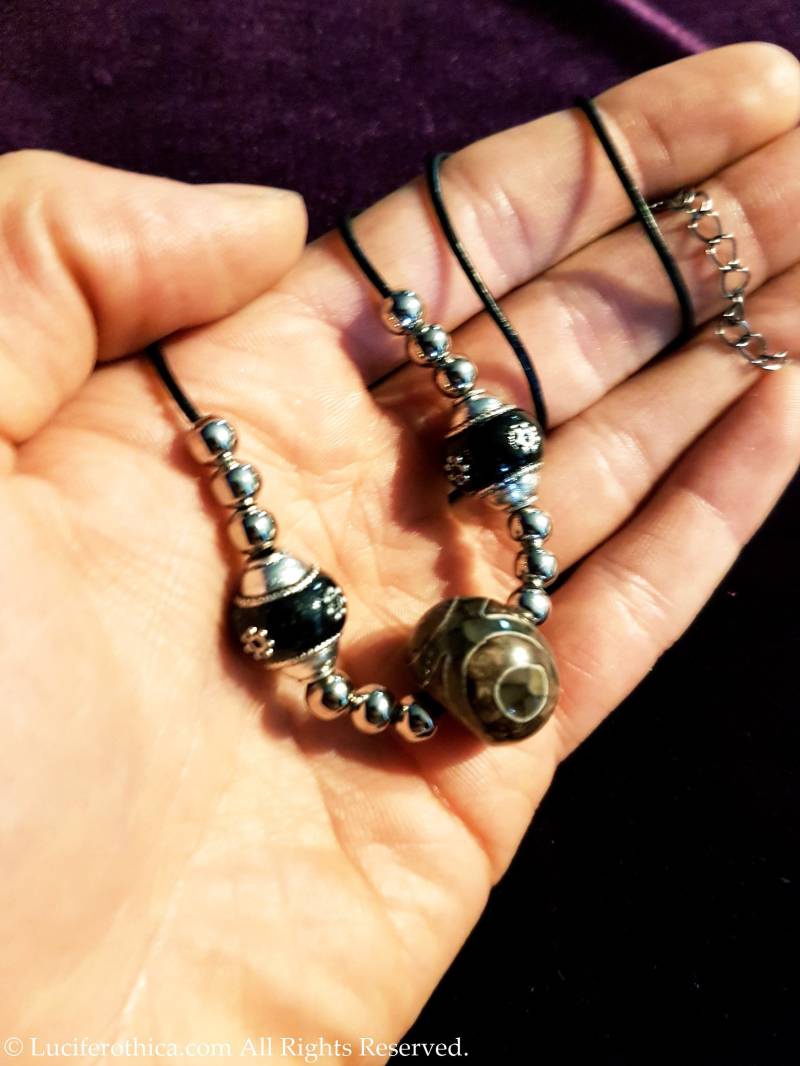 Dzi-Perlenkette - Anhänger Aus Tonperlen, Spirituelle Schmuckkette Mit Dzi-Perlen Pu-Leder Und Wachskordel von LuciferothicaCrafts