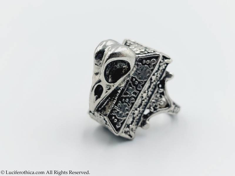 Krähenschädel Medaillon Ring - Poision Schmuck Goth Gothic Raben Vogelschädel Tradgoth Wgt Geschenk Totenkopf Luciferothica Secret Space von LuciferothicaCrafts