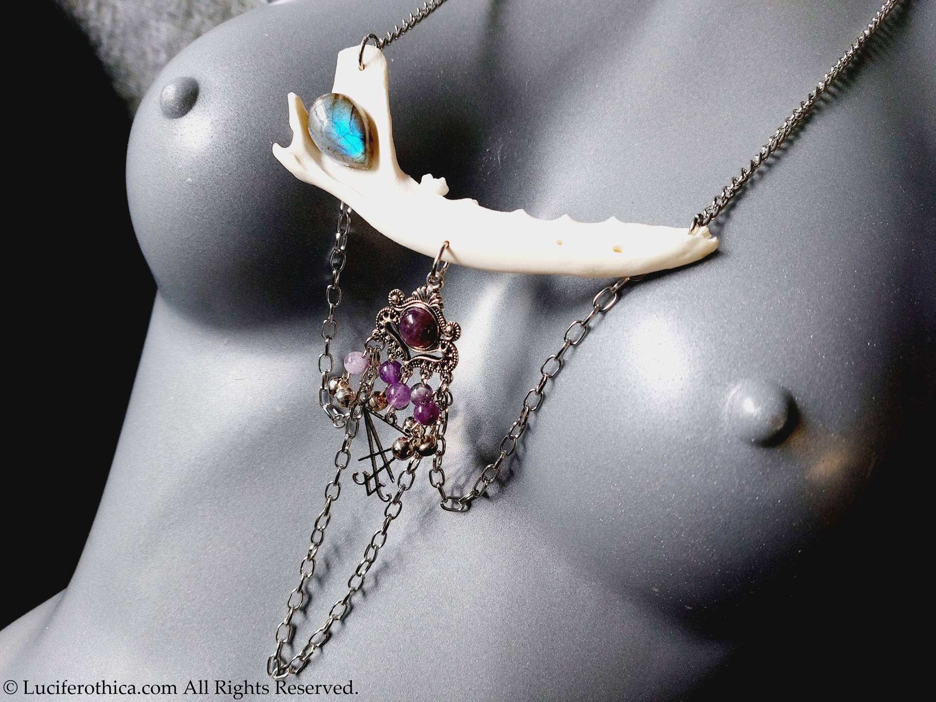 Luciferian Jawbone Halskette Mit Amethyst & Labradorit Kristall | Rotfuchs - Okkult Linker Weg Sigil Von Lucifer Ave Luciferi Excelsi Geschenk Luciferian Jawbone Halskette Mit Amethyst & Labradorit Kristall | Rotfuchs - Okkult Linker Weg Sigil Von Lucifer Ave Luciferi Excelsi Geschenk von LuciferothicaCrafts