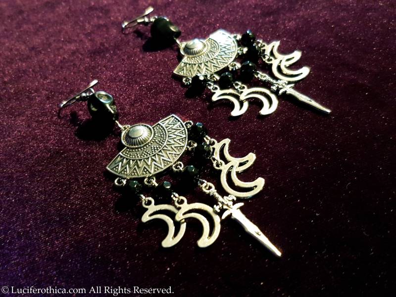Monddolch-Ohrringe - Athame, Hexenhafter Halbmond, Okkultes Geschenk, Wicca, Salem-Hexe, Dreifacher Mond, Hekate, Kerkate, Göttin, Gothic-Schmuck von LuciferothicaCrafts
