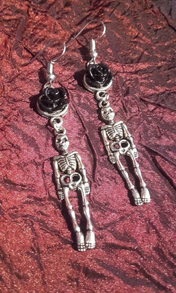 Ohrringe Mit Skelettrose, Schwarze Blume, Gothic-stil, Totenkopf-Skelett-Schmuck, Halloween-Schmuck, Rosenkreuzer-Schmuck, Weihnachtsmann-Schmuck von LuciferothicaCrafts
