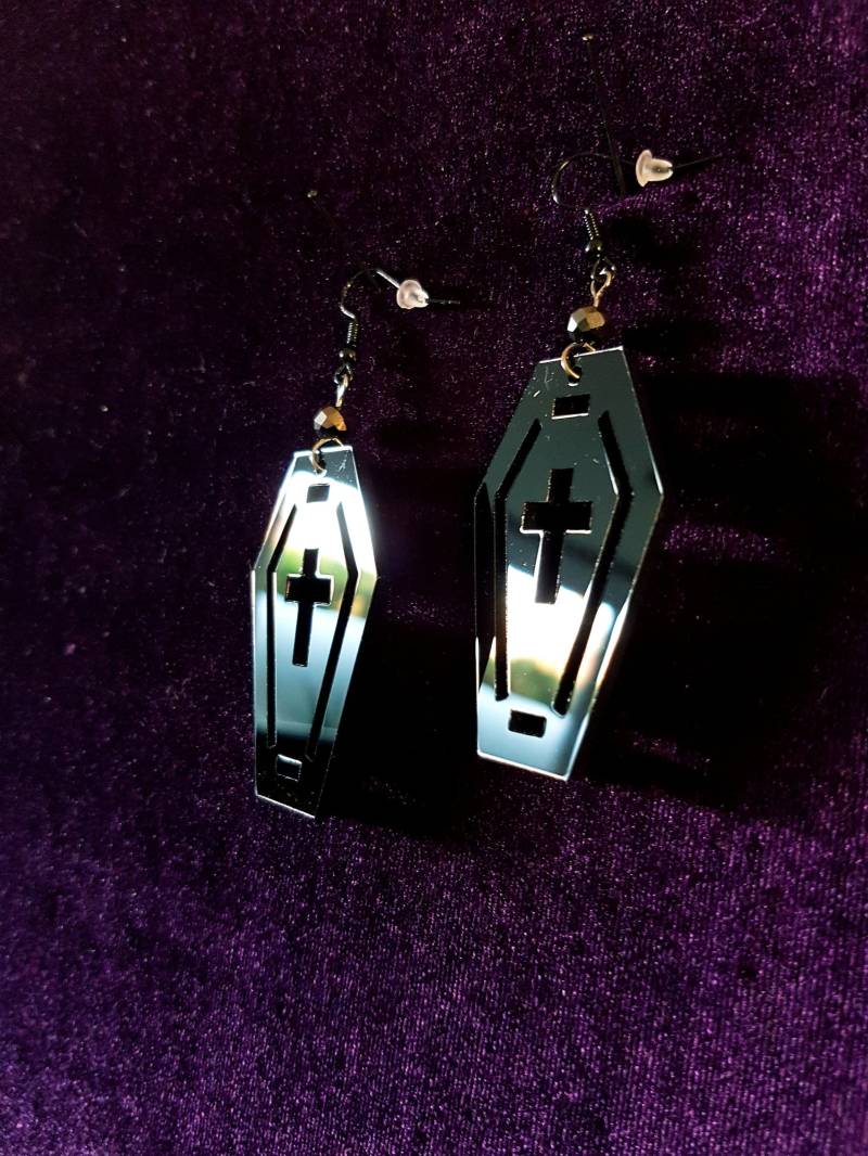 Schwarze Sarg-Ohrringe - Gothic-Ohrschmuck in Form Eines Spiegelnden, Glänzenden Vampirsargs Aus Acryl, Leichtes, Schimmerndes Accessoire Für Ihre von LuciferothicaCrafts