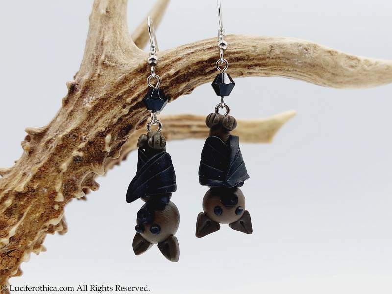 Süße Schlafende Fledermaus Ohrringe - Gothic Hängende Fimo Polymer Clay Vampir Nosferatu Schmuck Goth Dracula Pastelgoth Vamp Baby Kind Geschenk von LuciferothicaCrafts