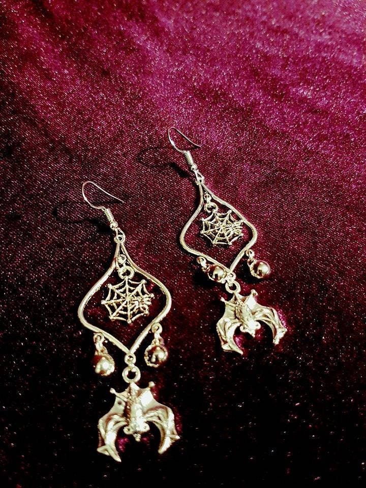 Vampirfledermaus-Ohrringe Mit Spinnennetz von LuciferothicaCrafts