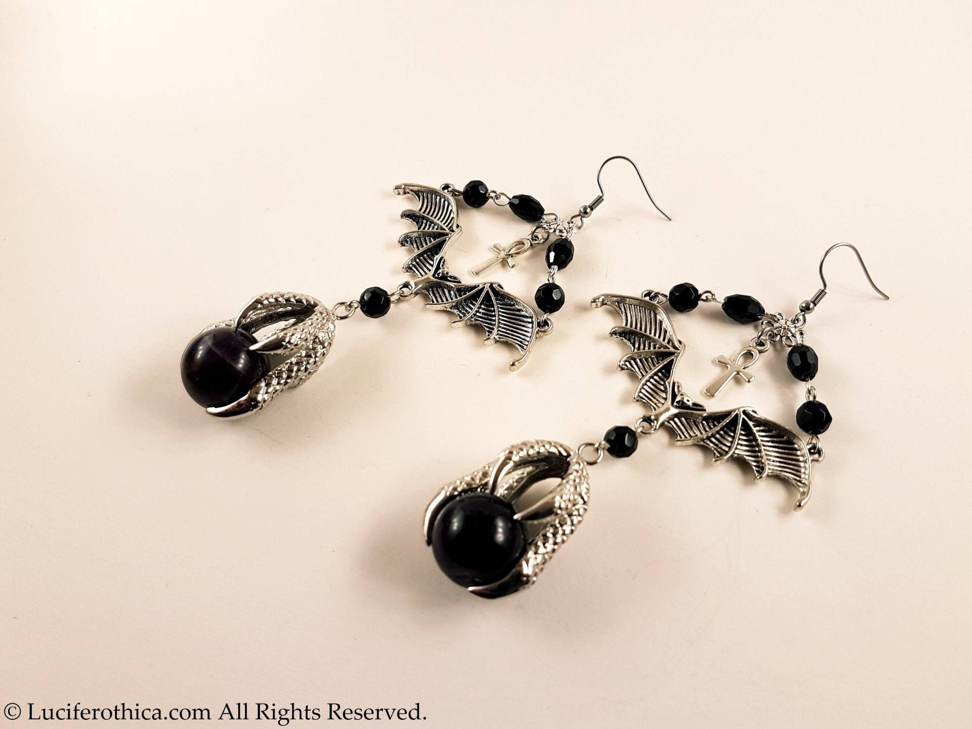 Vampirfledermaus-Ohrringe Mit Amethyst-Klaue - Gothic-Schmuck Fledermausmotiv, Hexenschädel, Ankh-Symbol, Traditionelles Gothic-Design von LuciferothicaCrafts