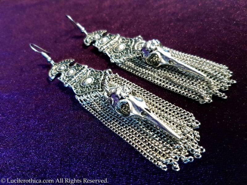 Vogelschädel-Kettenohrringe - Gothic-Okkulte Vogelschädel-Krähe-Rabe-Metallic-Silberton-Hängeketten-Schmuckgeschenk von LuciferothicaCrafts