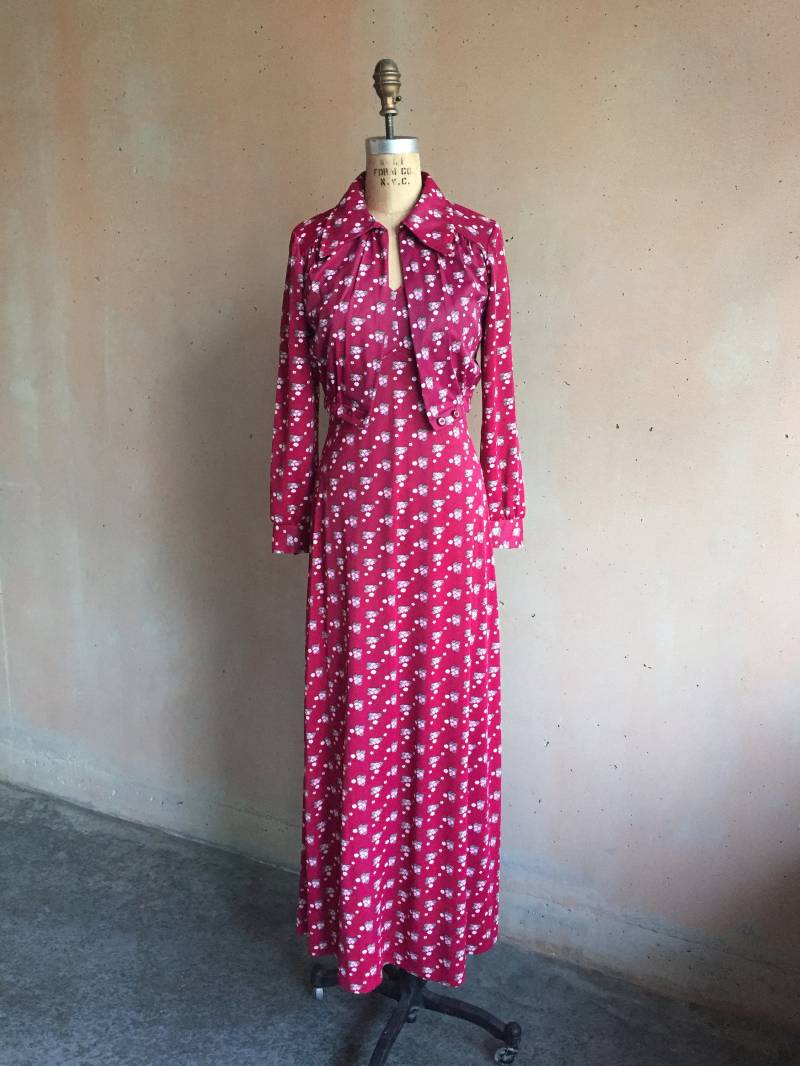 Vintage 70Er Jahre Cranberry Red Floral Print Langes Kleid Mit Passender Jacke von LucileVintage