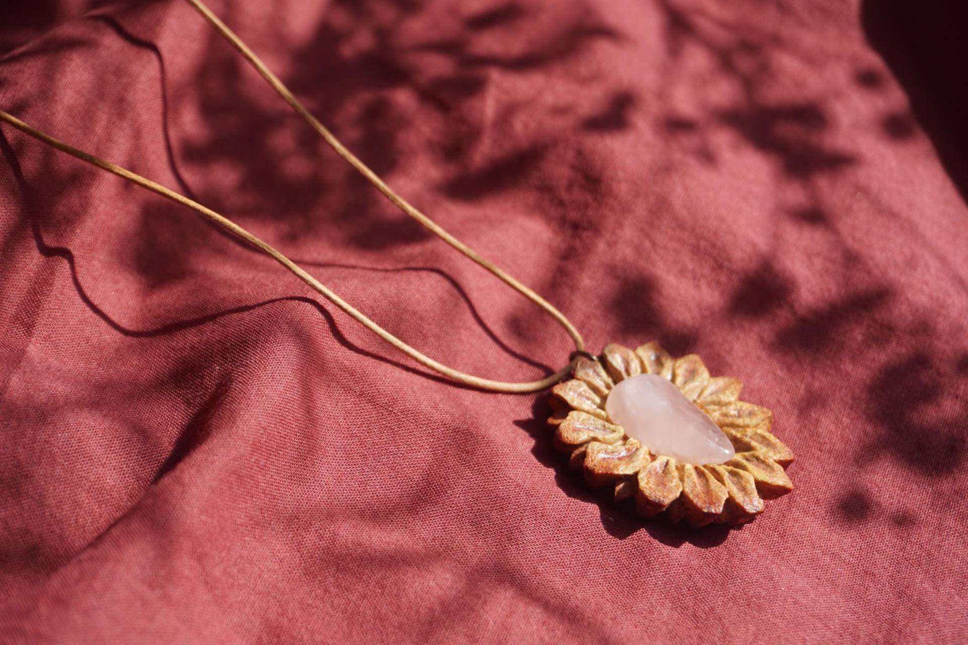 Handgefertigte Halskette Mit Blumenmotiv von LucisNest