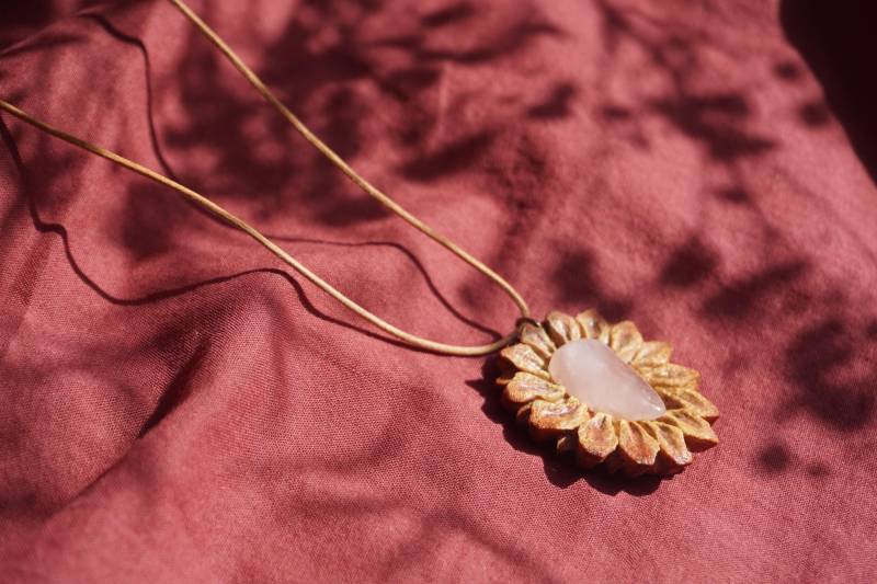 Handgefertigte Halskette Mit Blumenmotiv von LucisNest