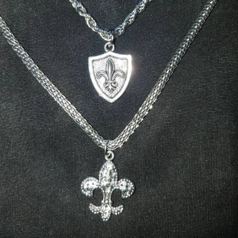 New Orleans Fleur De Lis Saint-Charme-Halskette von LuckiEverything