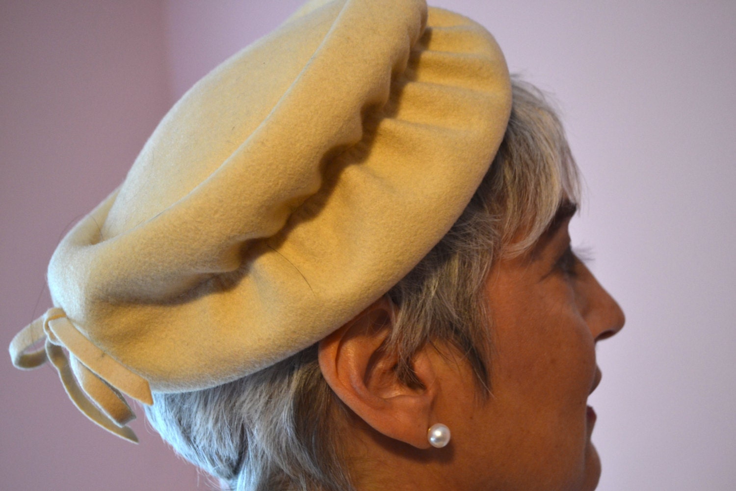 1950Er Jahre Elfenbein Gefilzt Wolle Pillbox Hut. Winter Kleid Scrunched Rounded Brim. Bow At Back. Kirche - Va113 1950Er Jahre Elfenbein Gefilzt Wolle Pillbox Hut. Winter Kleid Scrunched Rounded Brim. Bow At Back. Kirche - Va113 von LuckiestDuck1