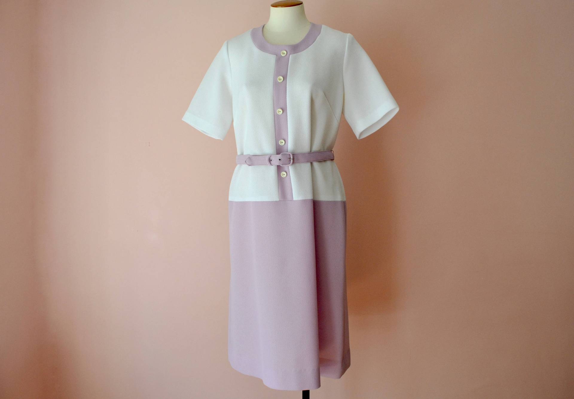 60Er Jahre Lavendel Und Weiße Farbe Block Verschiebung. Tag-Shirt-Kleid. 1970Er Jahren. Modernes Größe Medium 10 12 Große 14 - Vds208 60Er Jahre Lavendel Und Weiße Farbe Block Verschiebung. Tag-Shirt-Kleid. 1970Er Jahren. Modernes Größe Medium 10 12 Große 14 - Vds208 von LuckiestDuck1