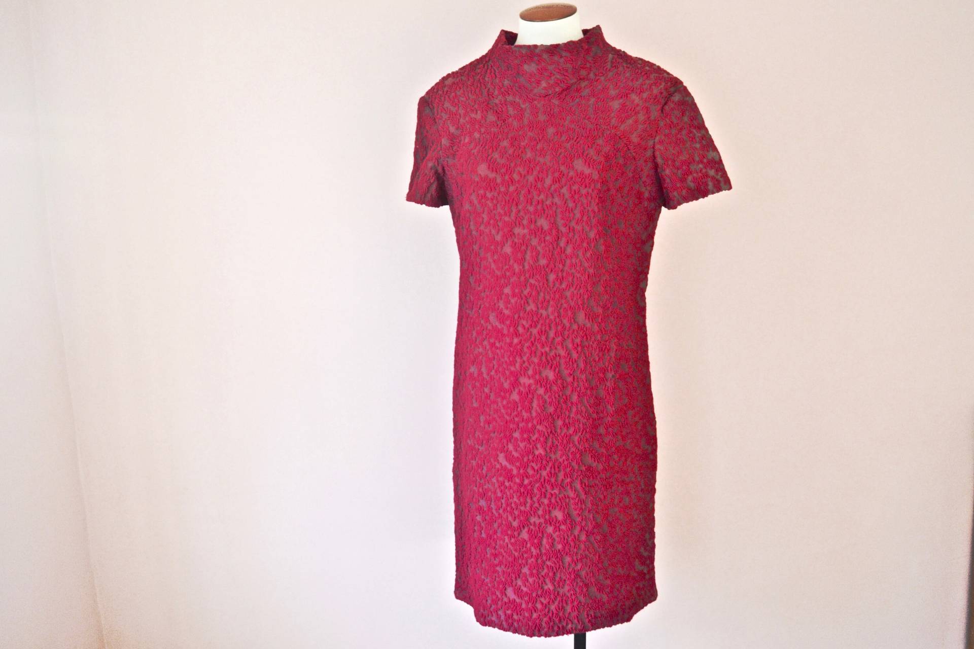 Jahrgang 1960 S Himbeere Strukturierte Etuikleid. Kurze Ärmel Kleid Bestickt. Wasserfall-Ausschnitt. Moderne Größe Kleine 6-8 - Vds220 Jahrgang 1960 S Himbeere Strukturierte Etuikleid. Kurze Ärmel Kleid Bestickt. Wasserfall-Ausschnitt. Moderne Größe Kleine 6-8 - Vds220 von LuckiestDuck1