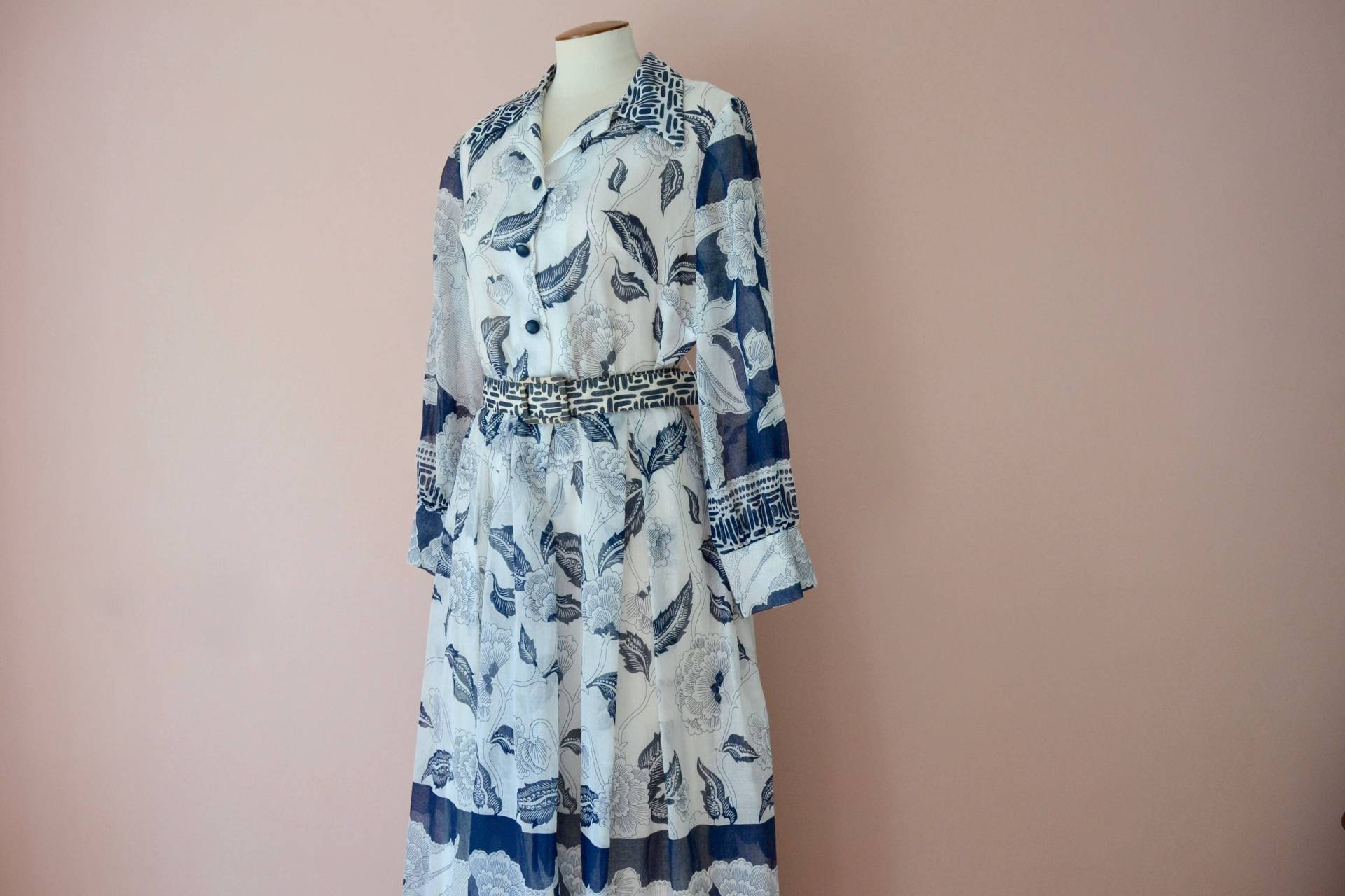 Jahrgang 1970 Duftigen Kleid. Blau & Weiß Maxi-Kleid. Lange Ärmel. Fit Und Streulicht. Shirt-Taille Moderne Us-Größe Medium 10 12 - Vds205 Jahrgang 1970 Duftigen Kleid. Blau & Weiß Maxi-Kleid. Lange Ärmel. Fit Und Streulicht. Shirt-Taille Moderne Us-Größe Medium 10 12 - Vds205 von LuckiestDuck1