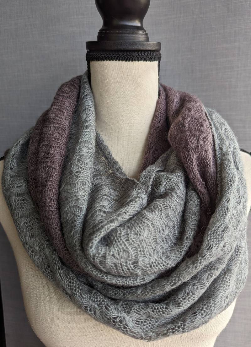 2 Tone Infinity Gestrickter Schal. Helle Feigen Und Grau Farben Unisex Alle Jahreszeiten Warme Spitze Fabelhafte Loop-Schal von Lucky120