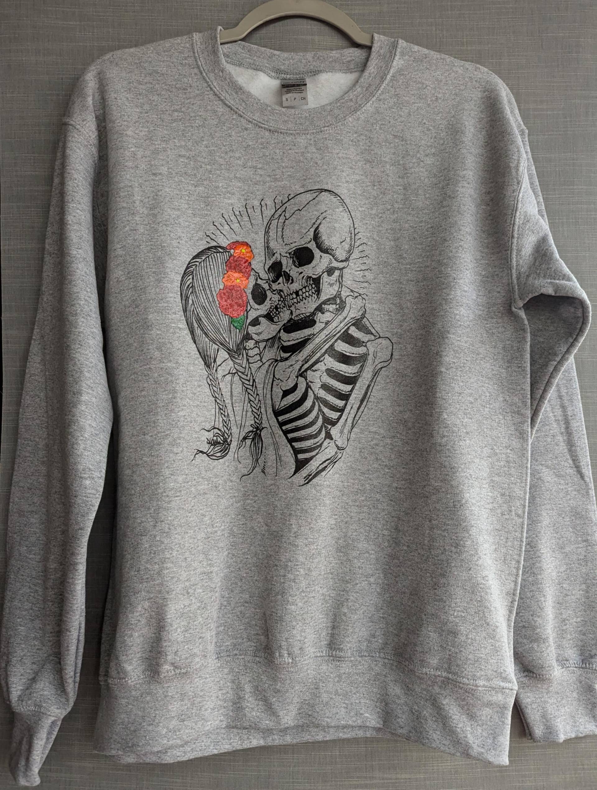 Ewige Liebe Unisex Handgemaltes Siebdruckgraues Sweatshirt. Sugar Skulls von Lucky120