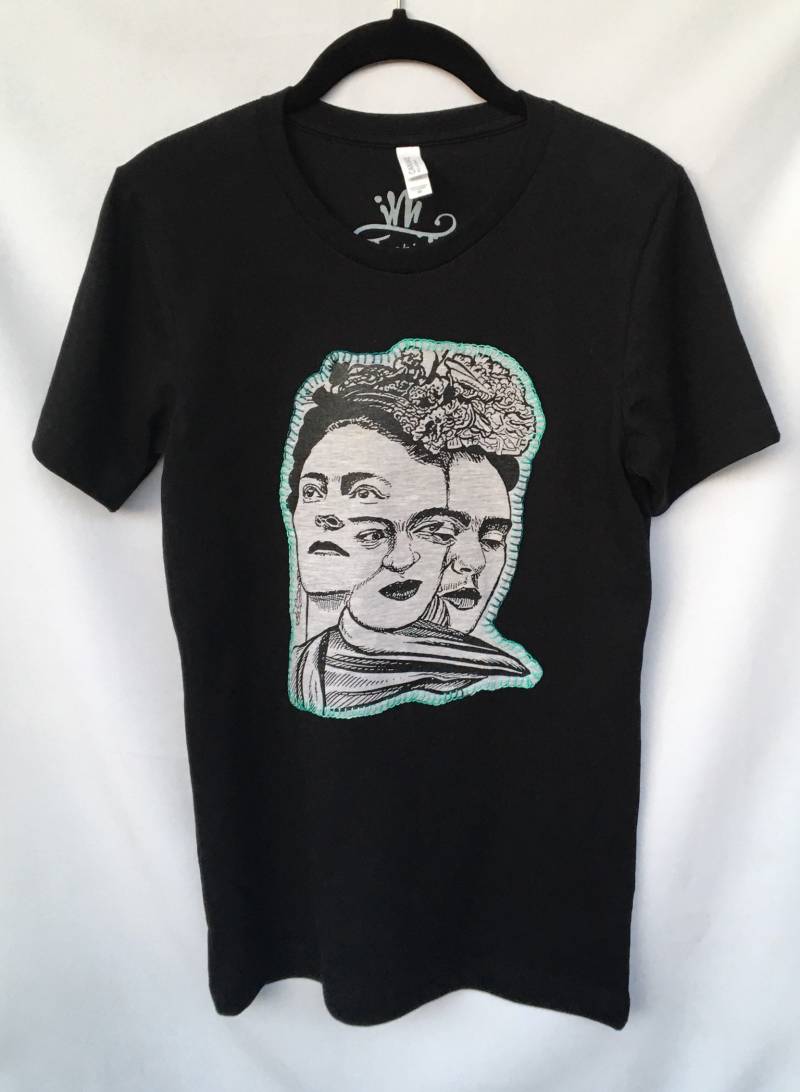 Frida Hand Genähtes Schwarzes T-Shirt. Bild Las Tres Fridas T-Shirt. Gesichter Geschenk Freundlich Frida Hand Genähtes Schwarzes T-Shirt. Bild Las Tres Fridas T-Shirt. Gesichter Geschenk Freundlich von Lucky120